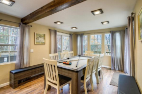 Updated Cobbly Nob Resort Home with Hot Tub!
